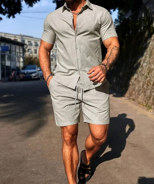 Conjunto de camiseta y pantaloneta corta de hombre.